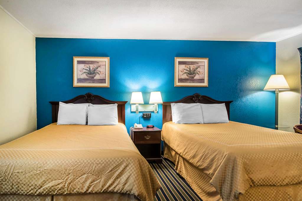 Econo Lodge Brattleboro South - photo 25