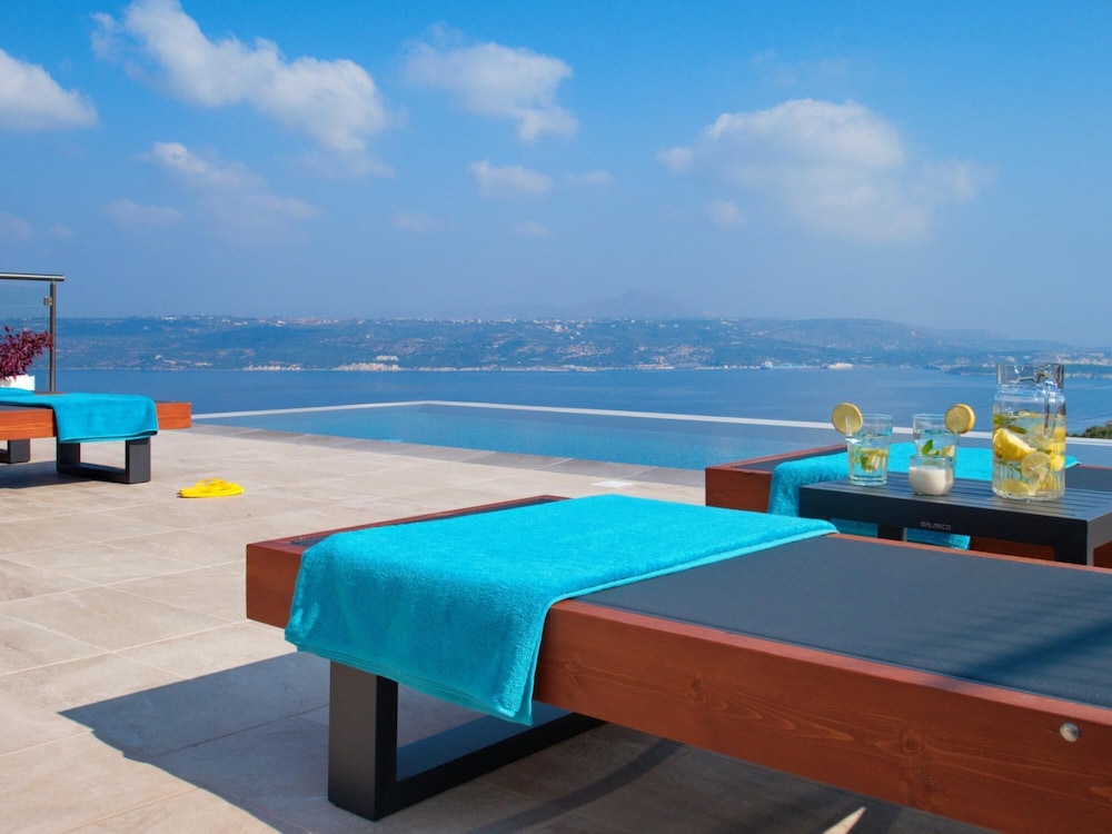 Villa Nikos in Megala Chorafia — 4-Star Luxury Hotel in Chania, Greece