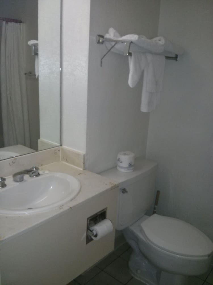 ValuStay Inn and Suites - photo 11