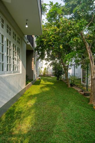 Glowing Crescent — 4-Star Luxury Hotel in Colombo, Sri Lanka