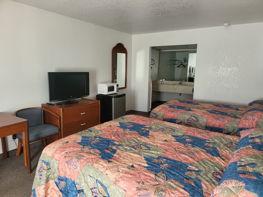 Blue Ribbon Inn and Suites - photo 9