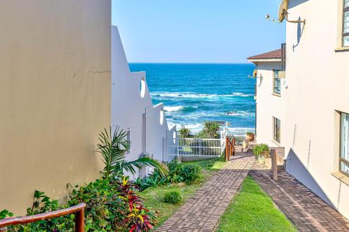 Huis Der Scheepers aan Zee Shakas Rock 2BR Modern Coastal Apartment Sea View Serviced Daily — 4-Star Luxury Hotel in Ballito, South Africa