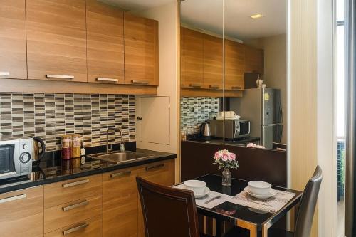 Modern 2 Bed Executive Unit 5min to Nana BTS