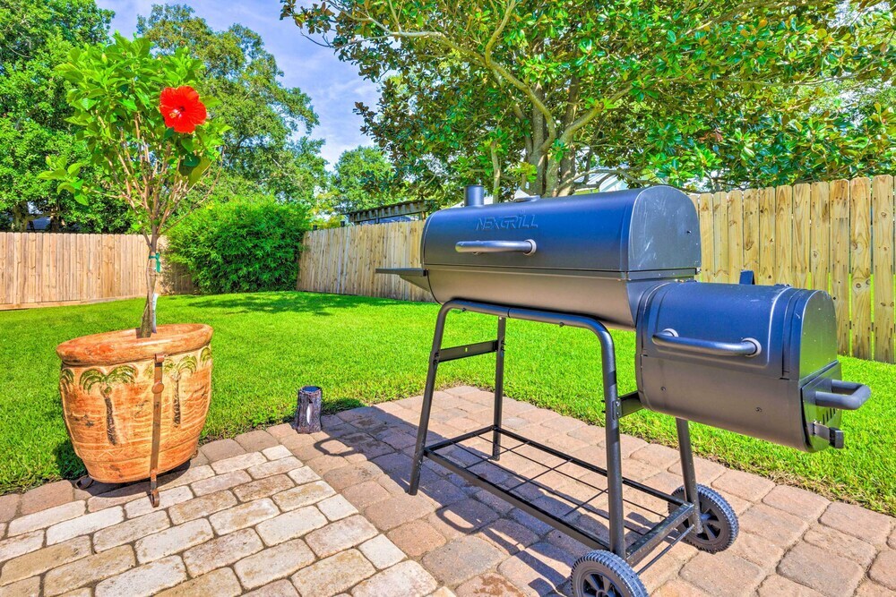 Charming Coastal Getaway Near Beach & Pier - carbon neutral hotel in Gulfport