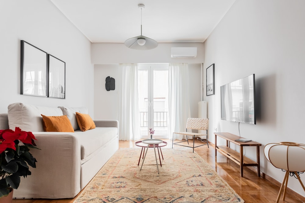 Comfy 1BR Apartment in Ampelokipoi — 4-Star Luxury Hotel in Athens, Greece