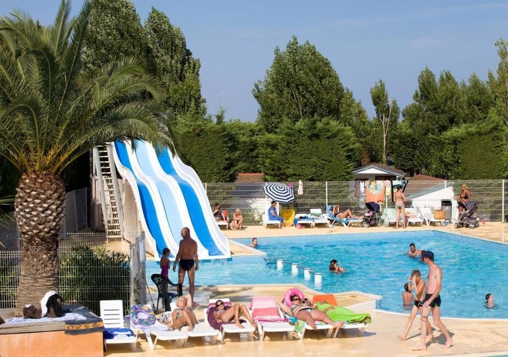 Mobile Home 3 chambre clim TV camping 4 — 4-Star Luxury Hotel in Vic-La-Gardiole, France