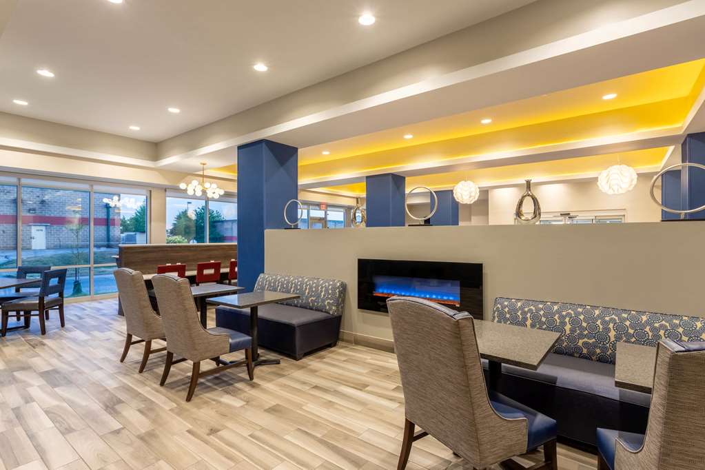 La Quinta Inn & Suites by Wyndham Bloomington - photo 12