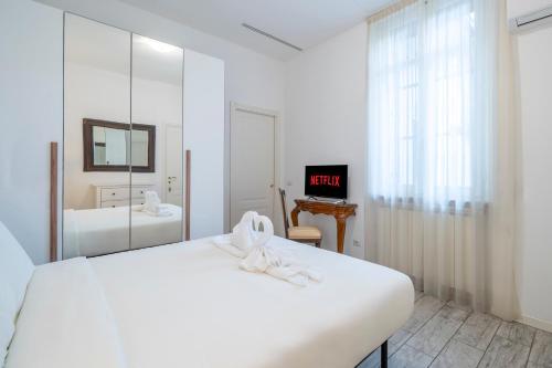 Duomo 15' Suite 5' from Station with Wifi and A C — 4-Star Luxury Hotel in Milan, Italy