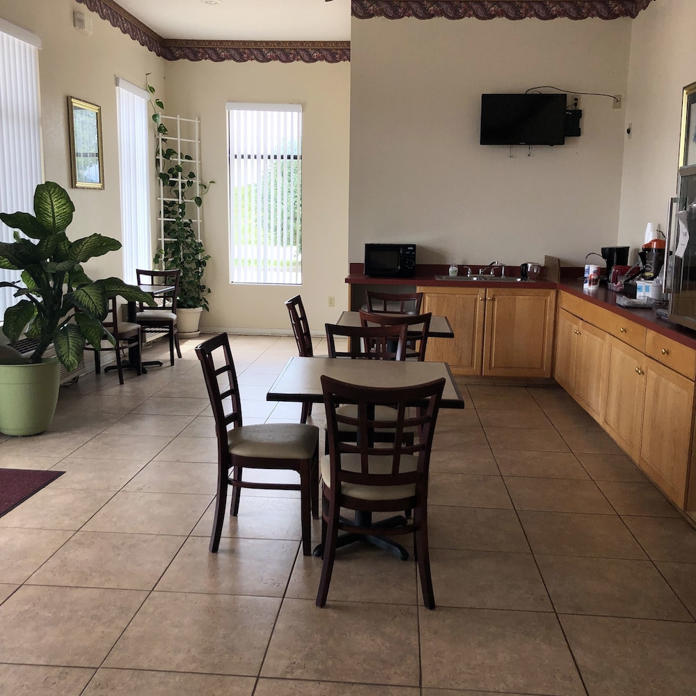 Clairmont Inn - photo 18