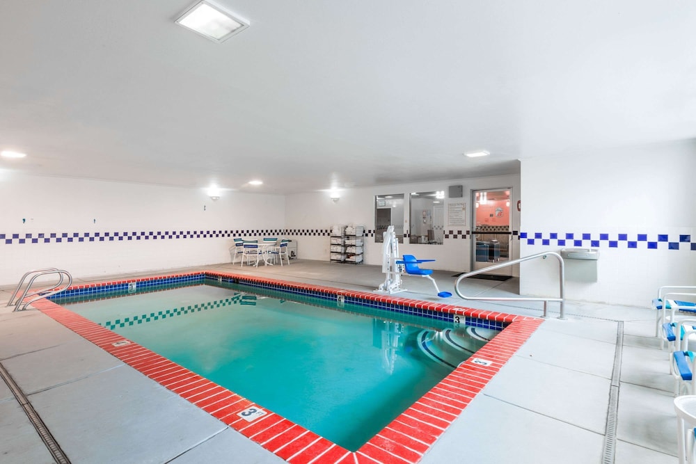 Super 8 by Wyndham Fernley - photo 28