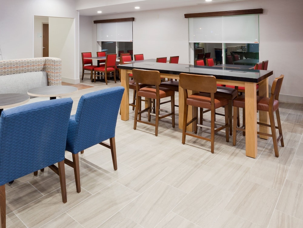 Holiday Inn Express Hotel & Suites Dickinson by IHG - photo 41