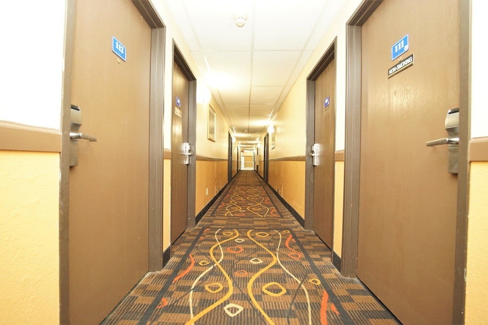 Faribault Hometown Inn & Suites - photo 25