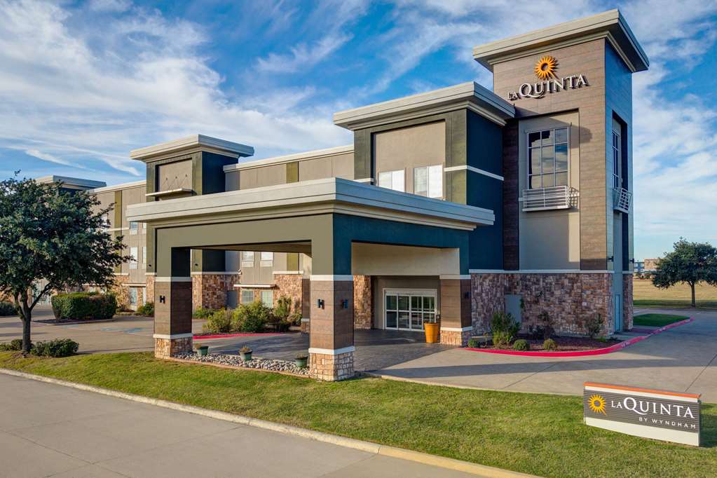 La Quinta Inn & Suites by Wyndham Ft. Worth Forest Hill TX - featured photo