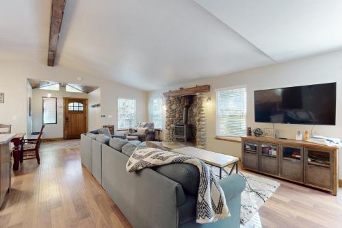 Homewood Cabin Among the Pines — 4-Star Luxury Hotel in Homewood, United States