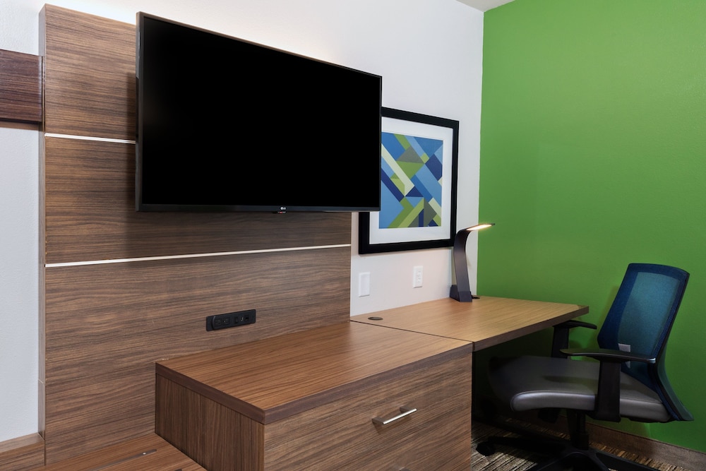 Holiday Inn Express & Suites West by IHG - photo 9