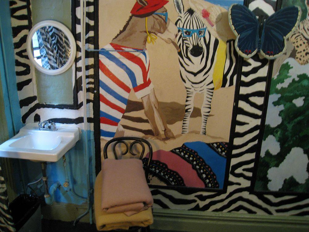 Carlton Arms Hotel - photo 13