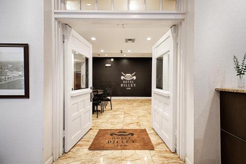 Hotel Dilley Grand - photo 11