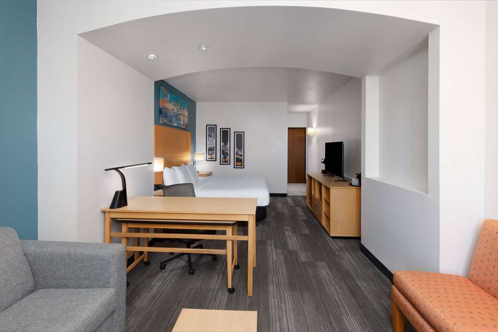 La Quinta Inn & Suites by Wyndham Austin NW Lakeline Mall - photo 13
