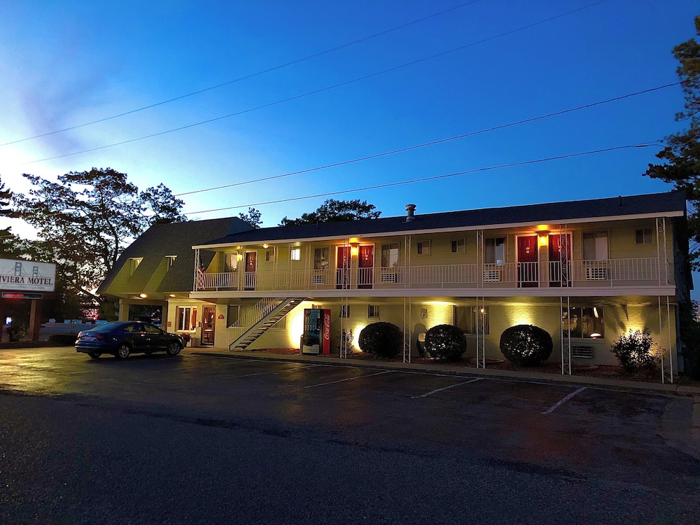 Riviera Motel - carbon neutral hotel in Mackinaw