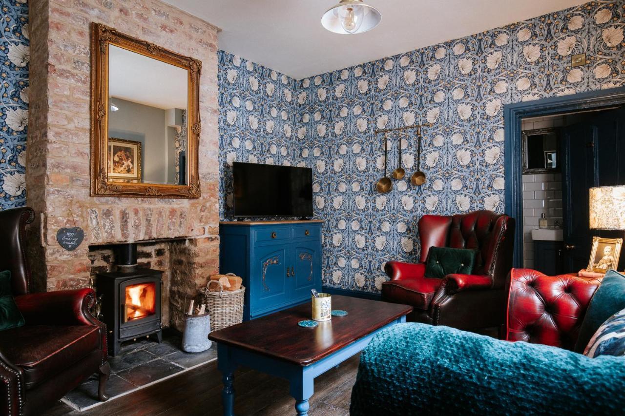 Bronte's Rest Detached Elegant Cottage in Historic Old Town with Garden