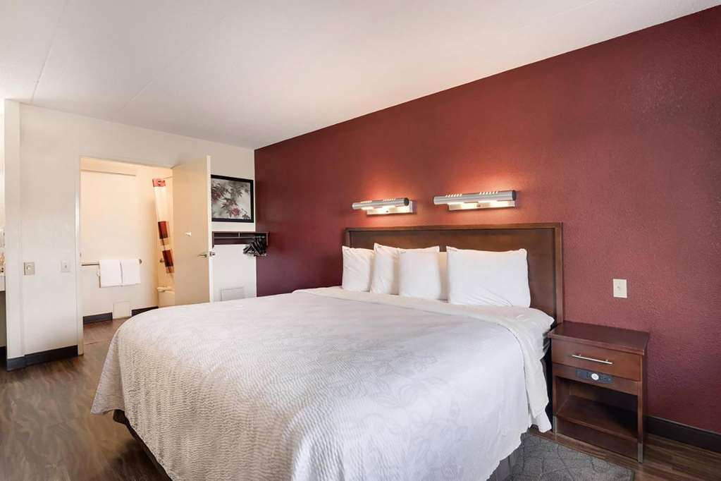 Super 8 by Wyndham Deerfield Northbrook — hotel in Deerfield