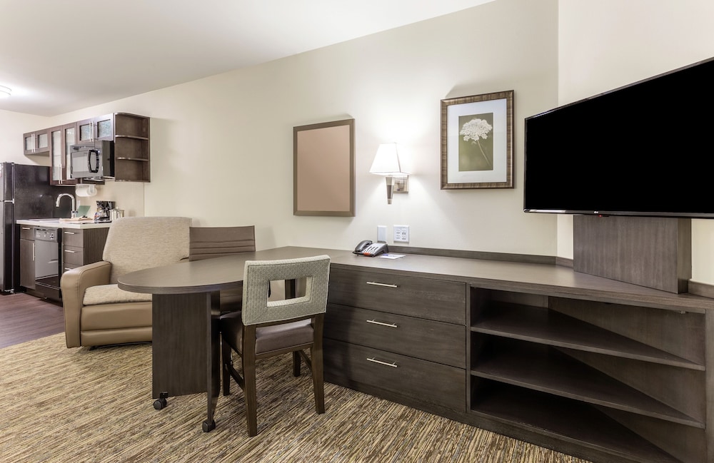 Candlewood Suites Davenport an IHG Hotel - photo 2