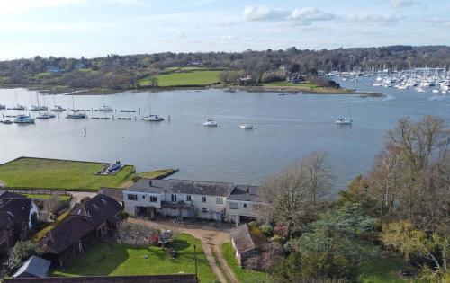 Brooklands Farm Hamble River Apartment with river frontage and garden — 4-Star Luxury Hotel in Southampton, United Kingdom