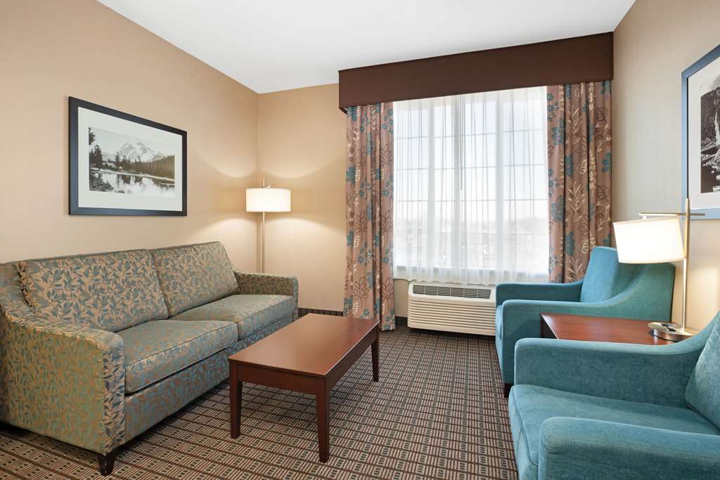 La Quinta Inn & Suites by Wyndham Bellingham - photo 48