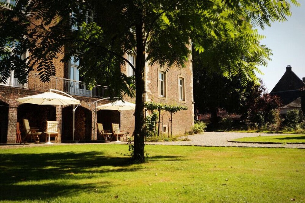 B&B Kasteel Nijswiller — 4-Star Luxury Hotel in Vijlen, Netherlands