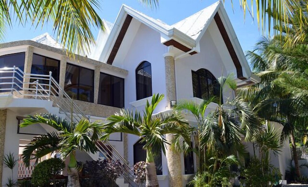Summer Breeze Terrace Inn & Resort — hotel in Alcoy