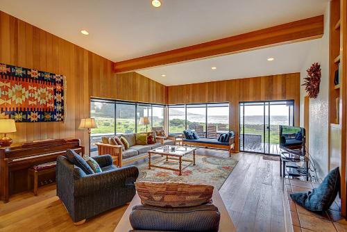 Aloha House — 4-Star Luxury Hotel in Sea Ranch, United States