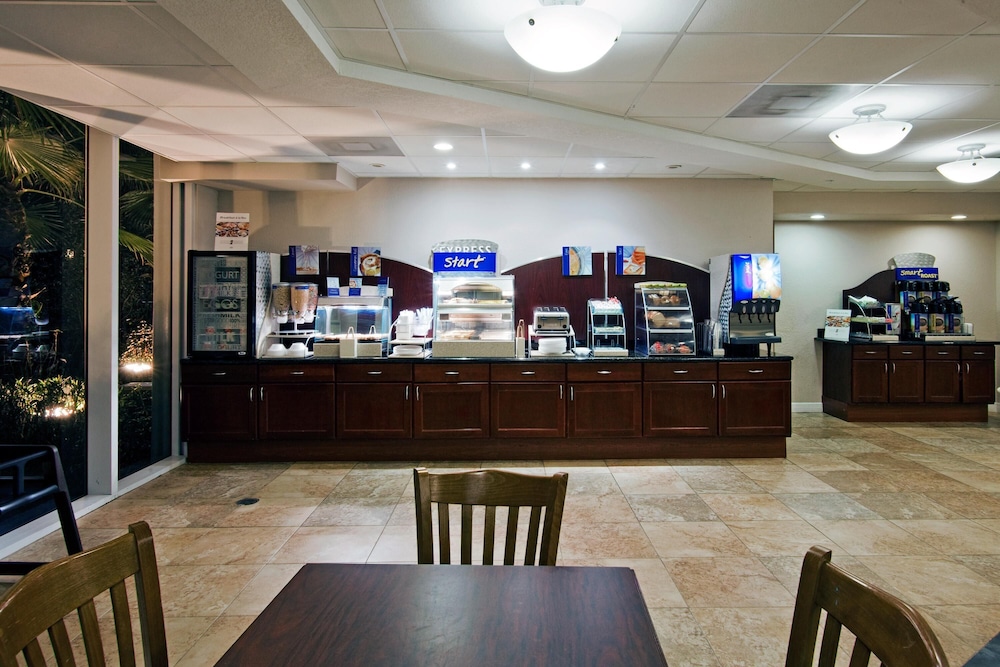 Holiday Inn Express & Suites West Palm Beach Metrocentre by IHG - photo 59