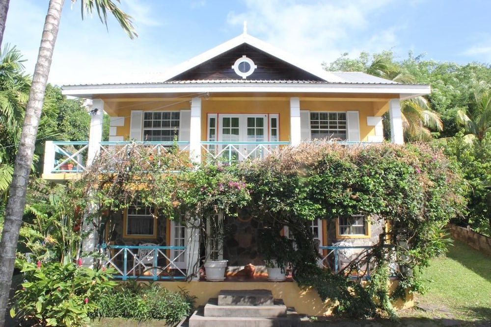 Buttercup Cottage Apartments 8686687 — Kingstown