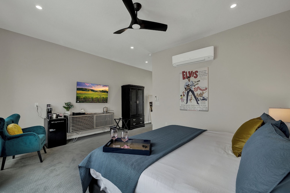 The Bentley Hotel Elvis Room Pool View in Johnson, United States