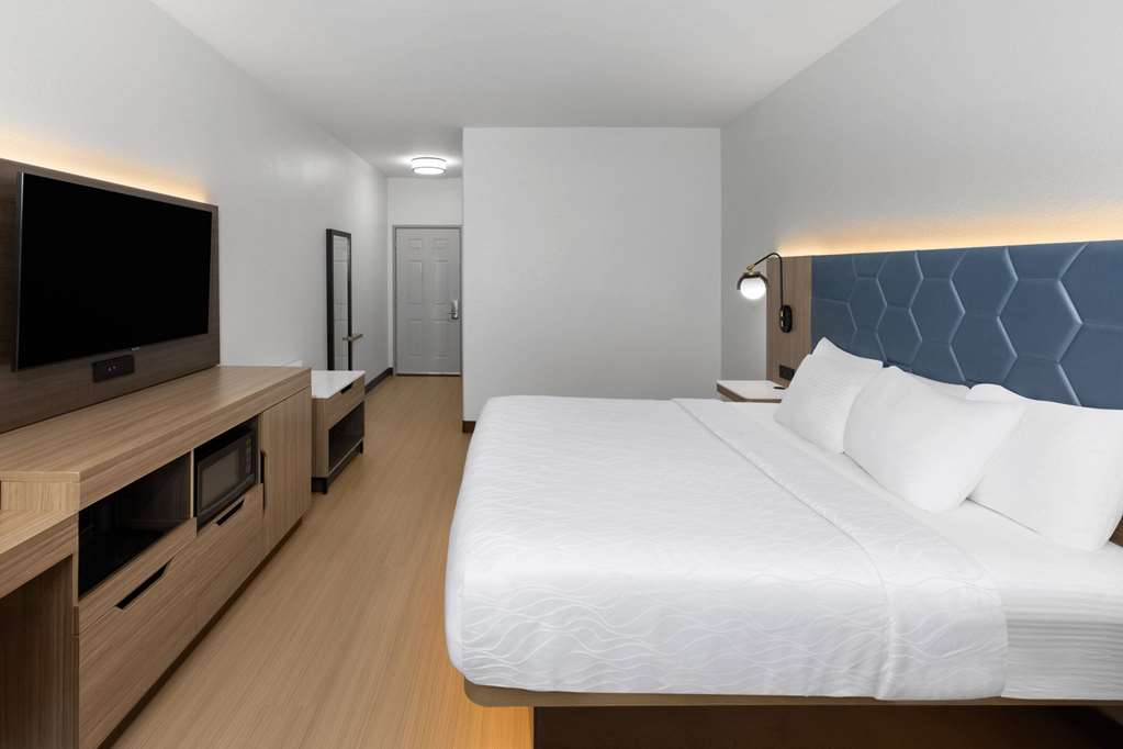 La Quinta Inn & Suites by Wyndham San Antonio Northwest - photo 32