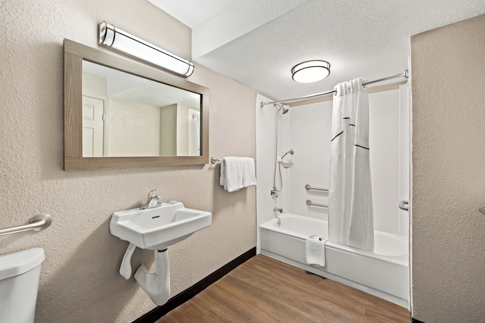 Red Roof Inn PLUS & Suites Naples Downtown 5th Ave S - photo 31