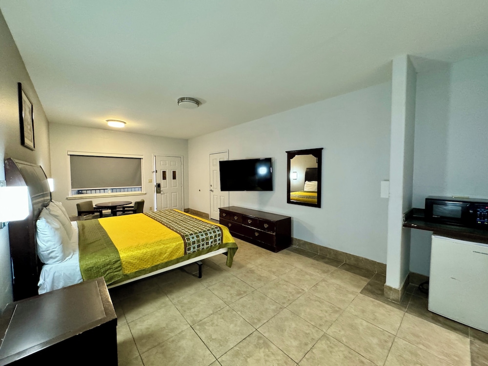 Texas Inn and Suites City Center at University Dr. - photo 8