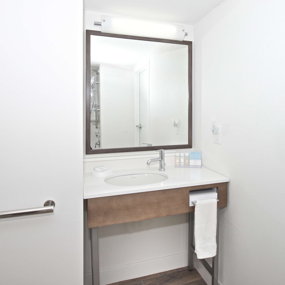 Hampton Inn & Suites N. Ft. Worth Alliance Airport - photo 32