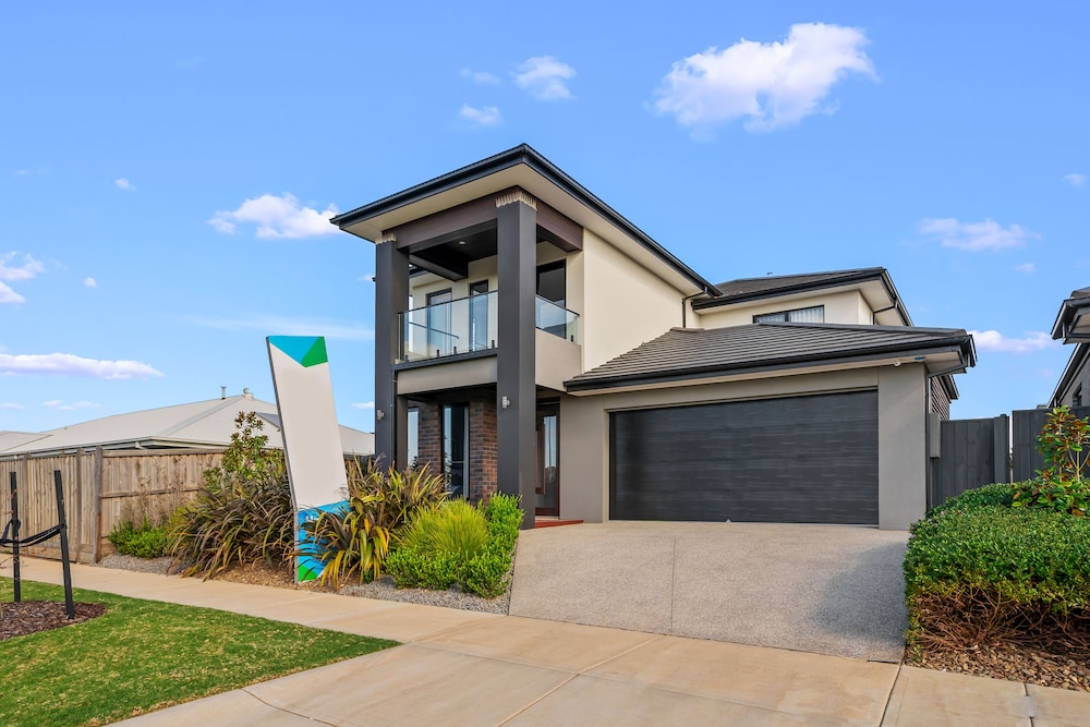 Werribee Gem Luxe Home Family Getaway 6Bed Netflix — 4-Star Luxury Hotel in Werribee, Australia