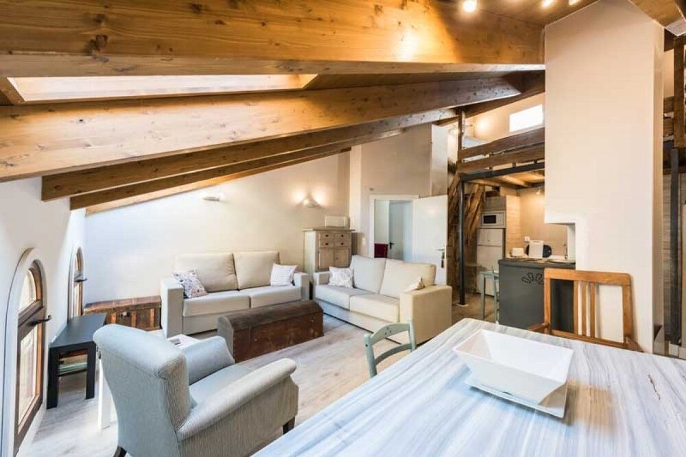 Apartamentos Vino Tinto y Restaurante Tomate Rosa — 4-Star Luxury Hotel in Adahuesca, Spain