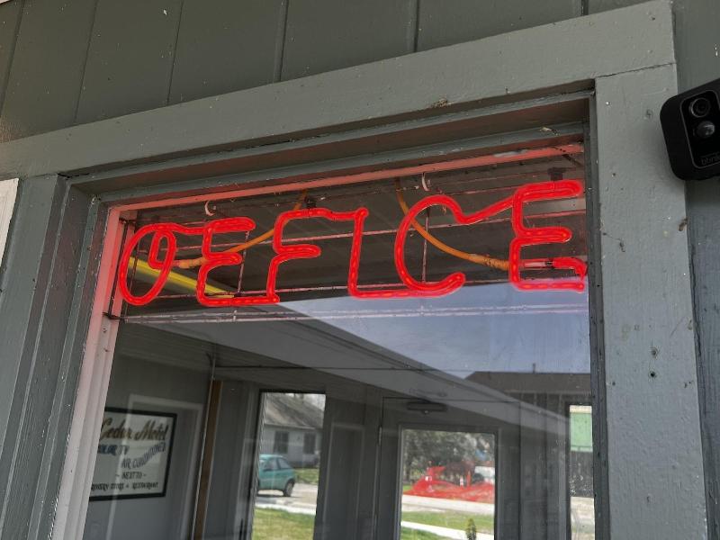 The Cedar Motel - photo 8