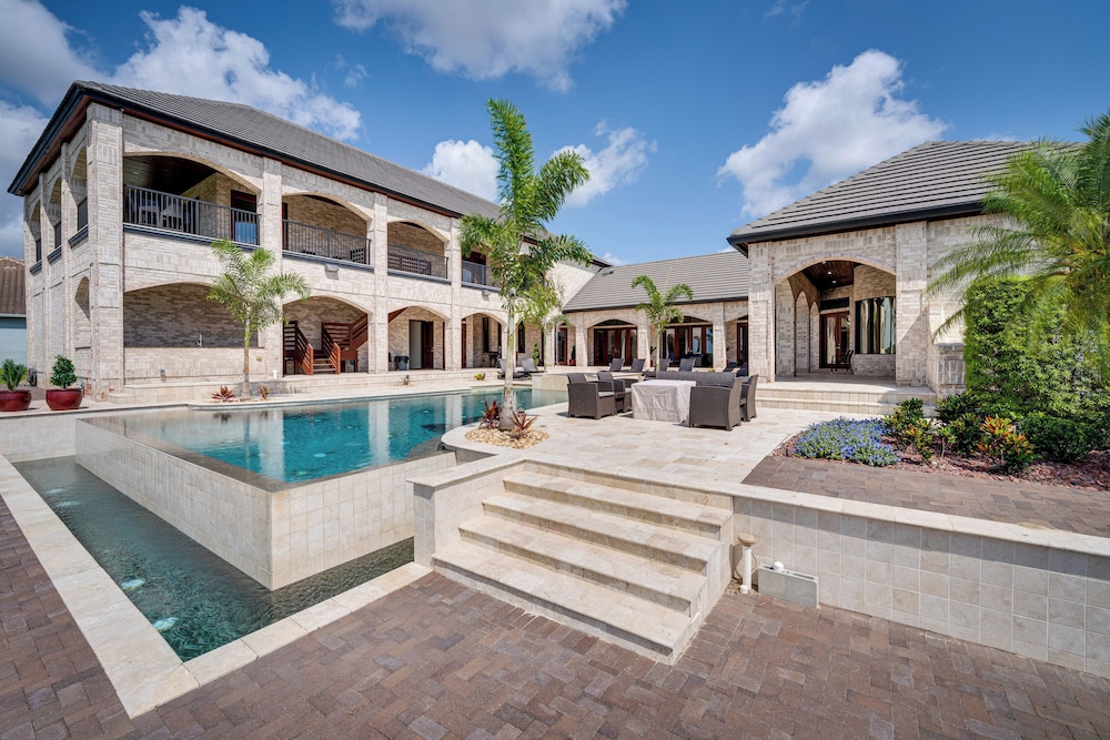 Groveland Home with Pool Luxurious Lakefront Oasis — 4-Star Luxury Hotel in Groveland, United States