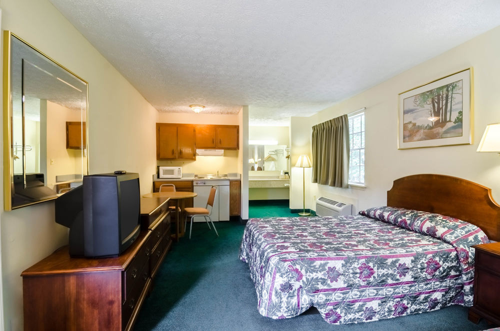 Econo Lodge Colonial - photo 18