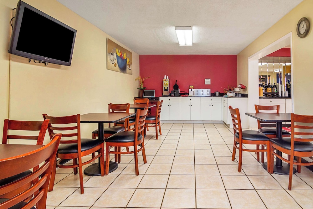 Econo Lodge Research Triangle Park - photo 24