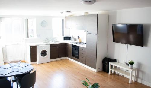 Large Ground Floor Pet Friendly 2 Bedroom Apartment with FREE Parking — 4-Star Luxury Hotel in Loughborough, United Kingdom