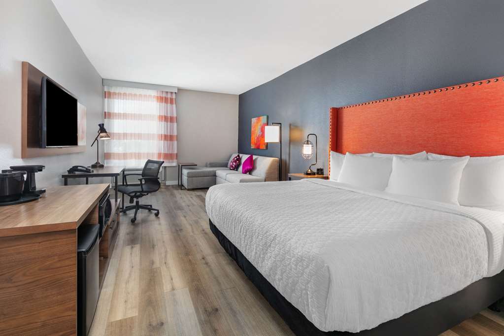 La Quinta Inn & Suites by Wyndham Lewisville - photo 30