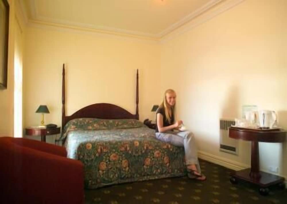 Lucas Hotel — Latrobe — photo 2