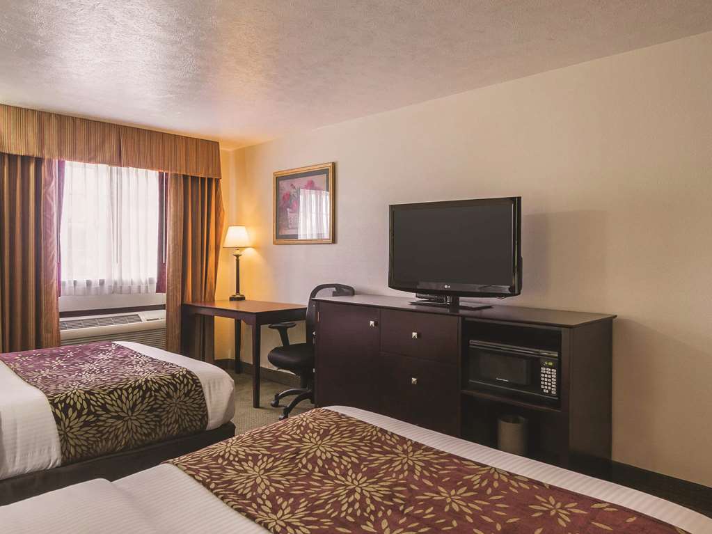 La Quinta Inn & Suites by Wyndham Woodburn - photo 20