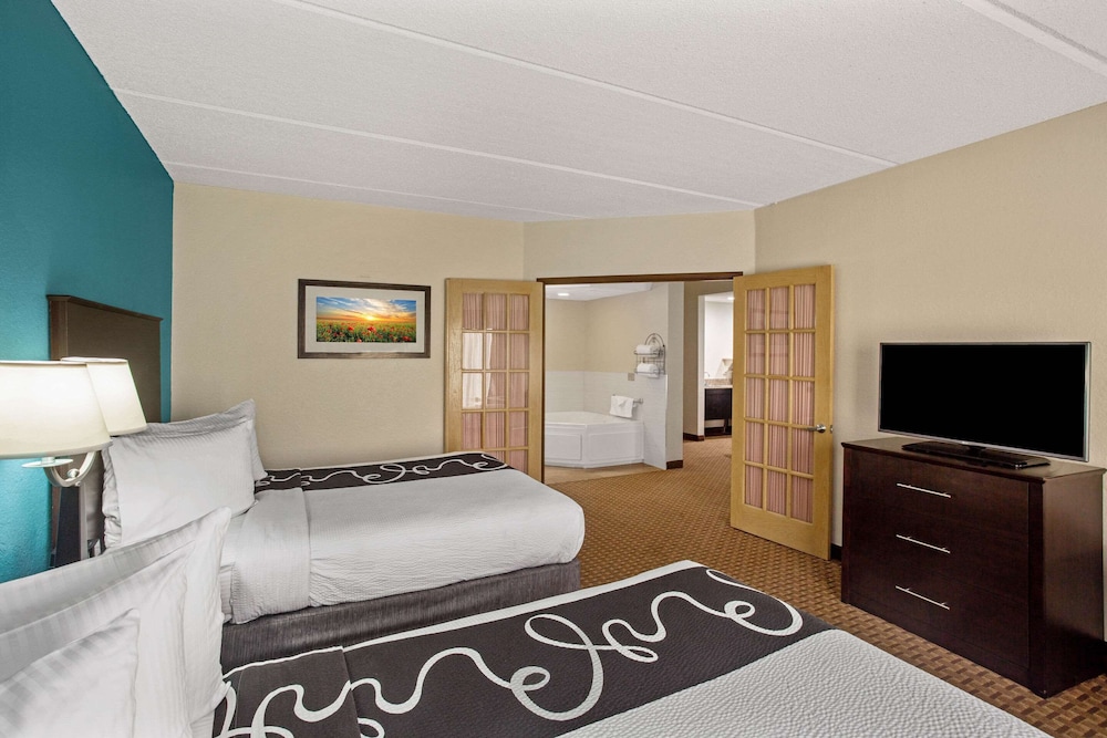 La Quinta Inn & Suites by Wyndham Sarasota I75 - photo 17