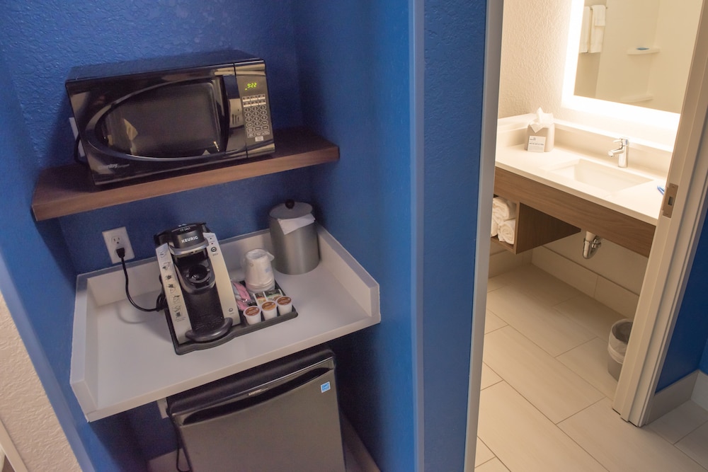 Holiday Inn Express & Suites Merrillville - photo 12